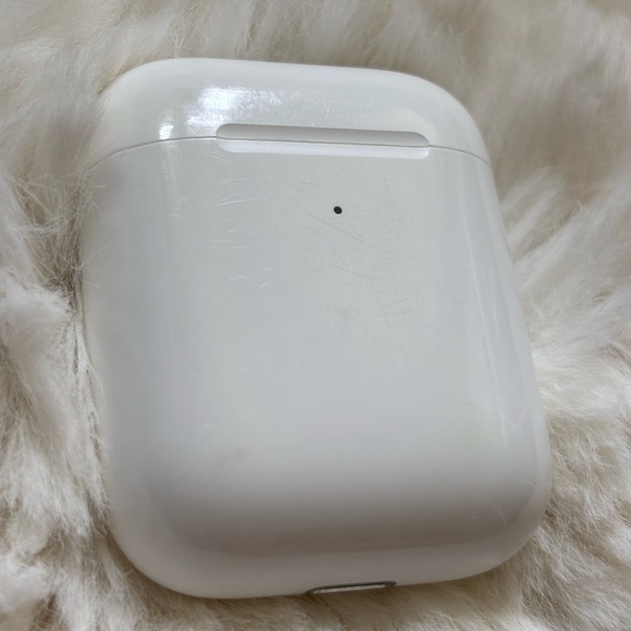 AirPods 2nd Gen Wireless Earbuds with Charging Case and Cable - Picture 11 of 12